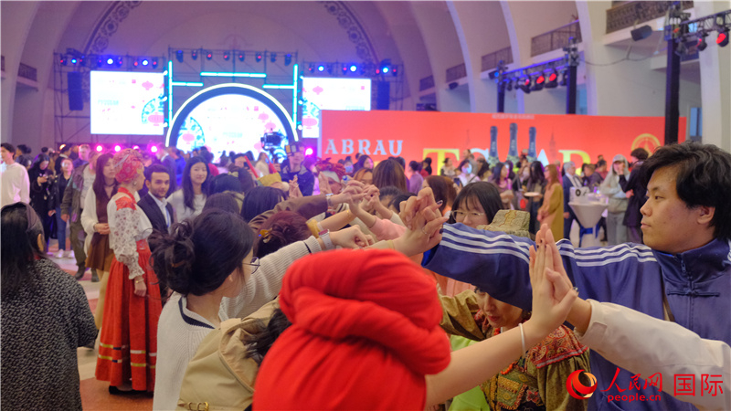 中俄觀眾在現(xiàn)場(chǎng)參與俄羅斯民俗互動(dòng)游戲。人民網(wǎng) 褚夢(mèng)琦攝