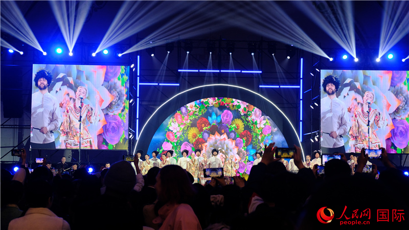 中俄觀眾欣賞俄羅斯傳統(tǒng)歌舞表演。人民網(wǎng) 褚夢(mèng)琦攝