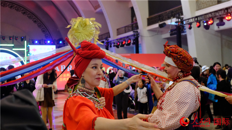 中俄觀眾在現(xiàn)場(chǎng)參與俄羅斯民俗互動(dòng)游戲。人民網(wǎng) 褚夢(mèng)琦攝