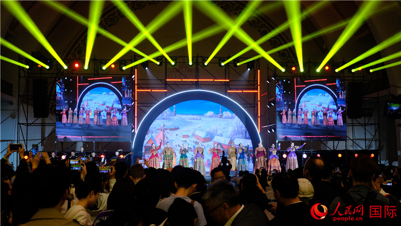 中俄觀眾欣賞俄羅斯傳統(tǒng)歌舞表演。人民網(wǎng) 褚夢(mèng)琦攝