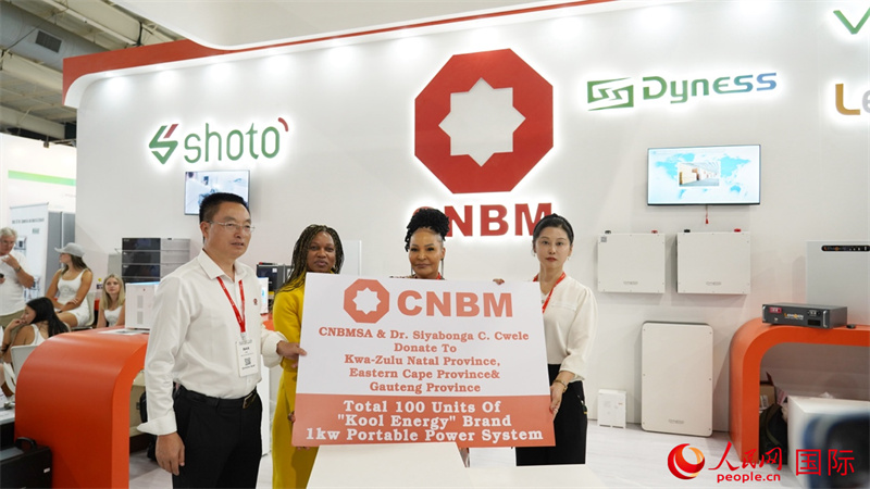 18日下午，中國(guó)建材國(guó)際南非公司向夸祖魯納塔爾省、東開普省及豪登省三省的社區(qū)捐贈(zèng)100臺(tái)KOOL ENERGY移動(dòng)電源設(shè)備(UPS)。人民網(wǎng) 劉暢攝