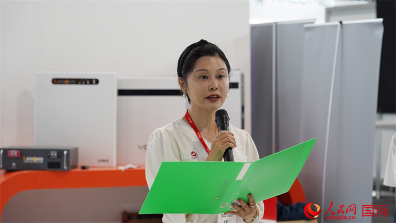 中建材海外經(jīng)濟(jì)合作有限公司總經(jīng)理姜婓致辭。人民網(wǎng) 劉暢攝