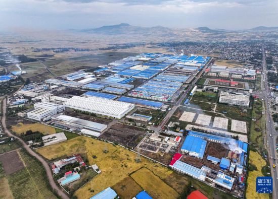 這是2023年11月3日在埃塞俄比亞杜凱姆市拍攝的東方工業(yè)園（無人機(jī)照片）。 新華社發(fā)（東方工業(yè)園供圖）