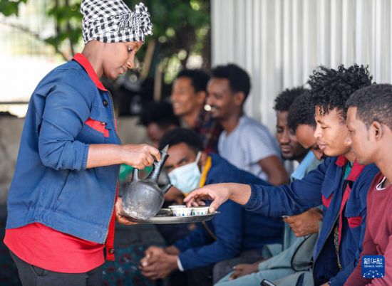 2024年2月16日，在埃塞俄比亞杜凱姆市的東方工業(yè)園，工人在工作間隙休息。 新華社記者 李亞輝 攝