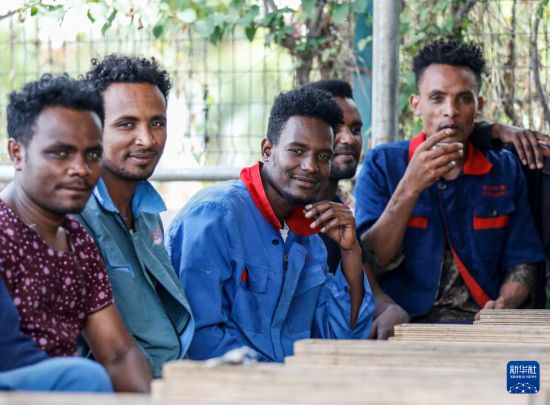 2024年2月16日，在埃塞俄比亞杜凱姆市的東方工業(yè)園，工人在工作間隙休息。 新華社記者 李亞輝 攝