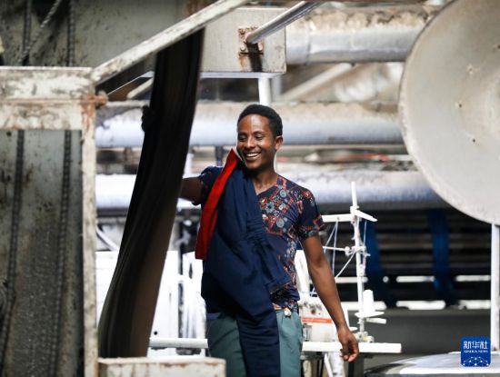 2024年2月16日，在埃塞俄比亞杜凱姆市的東方工業(yè)園，工人在東方紡織印染有限公司的車間內(nèi)工作。 新華社記者 李亞輝 攝