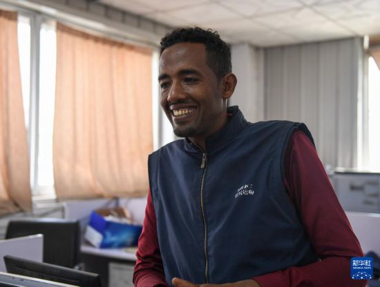 2024年2月16日，在埃塞俄比亞杜凱姆市的東方工業(yè)園，東方紡織印染有限公司經(jīng)理格圖·克貝貝接受新華社記者采訪。 新華社記者 李亞輝 攝