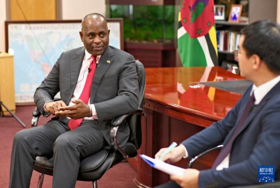 3月4日，多米尼克總理斯凱里特在首都羅索接受新華社記者專訪。新華社記者 趙凱 攝