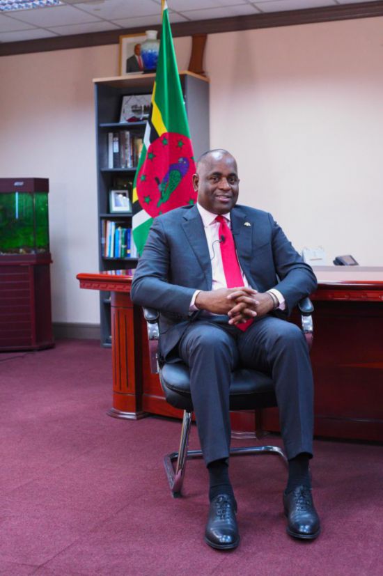 3月4日，多米尼克總理斯凱里特在首都羅索的總理辦公室接受新華社記者獨(dú)家專訪。新華社記者 趙凱 攝