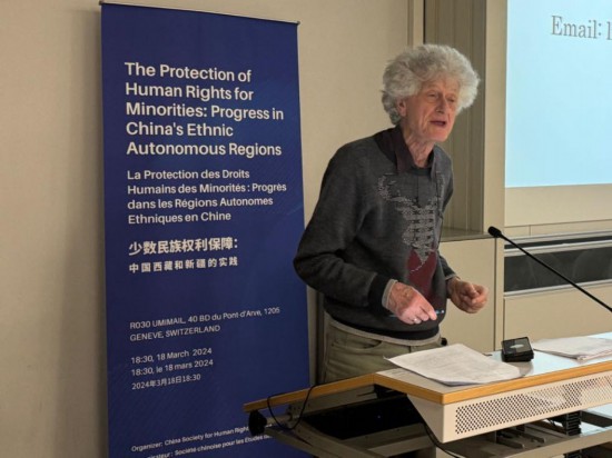 3月18日，由中國(guó)人權(quán)研究會(huì)主辦的“少數(shù)民族權(quán)利保障：中國(guó)西藏和新疆實(shí)踐”主題講座在瑞士日內(nèi)瓦舉行。圖為比利時(shí)知名藏學(xué)家安德烈·拉克魯瓦在講座上發(fā)言。新華社記者石松攝