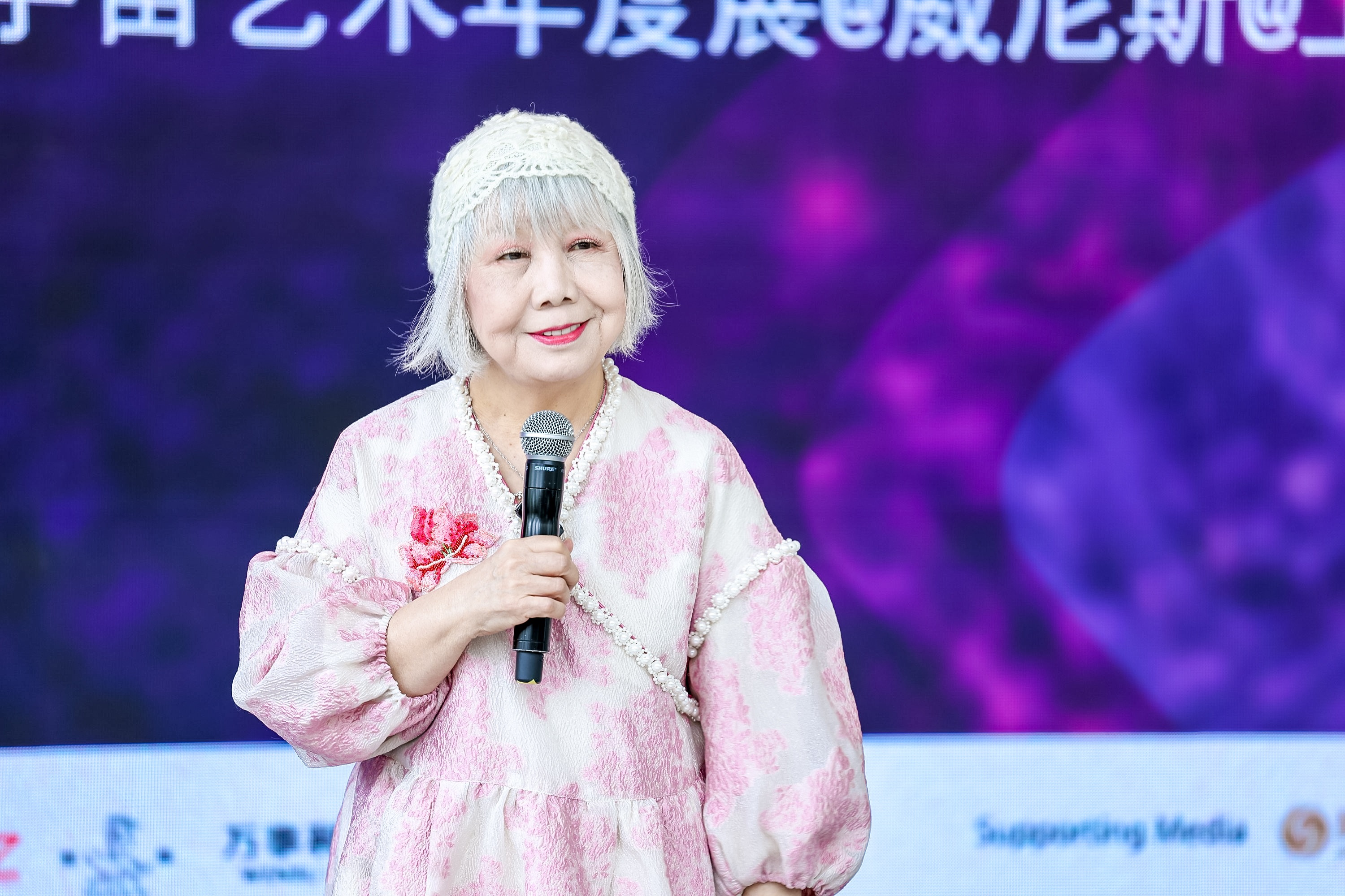 圖3：資深策展人、藝評家、臺北實踐大學(xué)教授陸蓉之致辭（圖片：鳳凰中心）