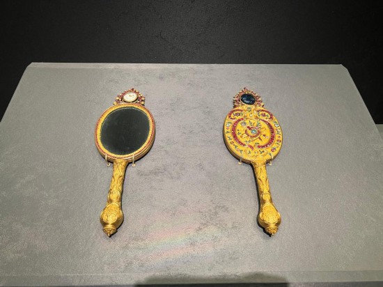 銅鍍金鑲表橢圓把鏡。新華社記者徐壯 攝