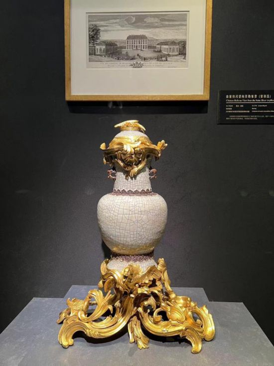 青釉香水瓶，瓷瓶頂部、口沿、底座均裝飾洛可可風(fēng)格銅鍍金飾件。新華社記者徐壯 攝