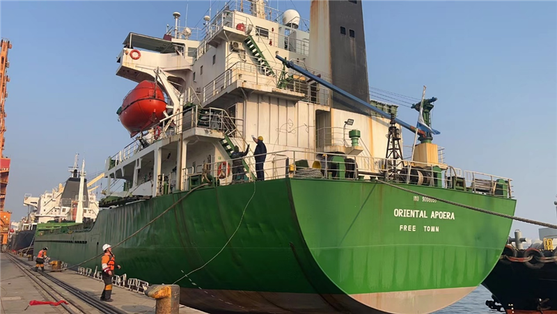 中蘇海運直航貨輪靠泊蘇里南碼頭。中國駐蘇里南大使館供圖
