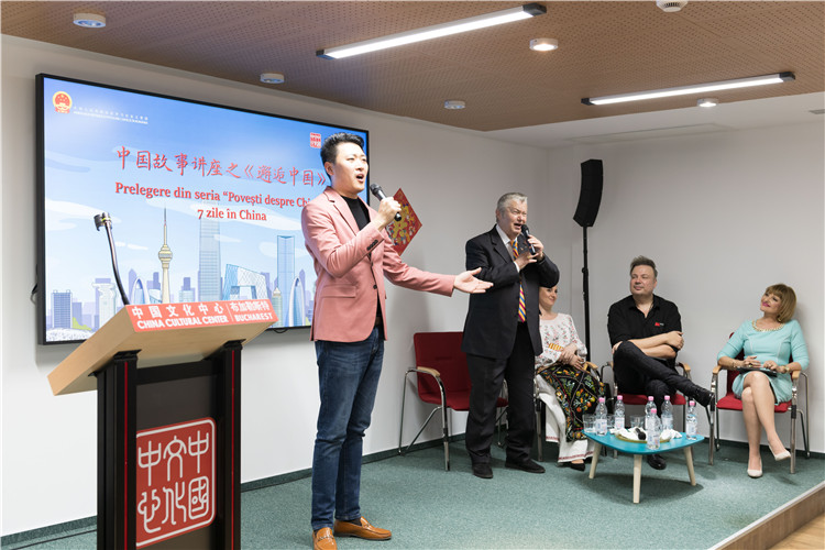 中國青年男高音歌唱家方瀧與奧爾基·圖爾達合唱羅語歌曲。布加勒斯特中國文化中心供圖。