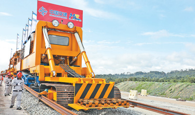 中企承建的馬東鐵項(xiàng)目創(chuàng)造就業(yè)機(jī)會(huì)超過(guò)1.8萬(wàn)個(gè)，合作的當(dāng)?shù)仄髽I(yè)超過(guò)1900家——為促進(jìn)馬來(lái)西亞?wèn)|西海岸互聯(lián)互通貢獻(xiàn)力量（共建“一帶一路”第一現(xiàn)場(chǎng)）