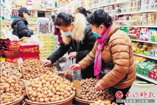 　　在長(zhǎng)沙南門口菜市場(chǎng)附近的一家炒貨店內(nèi)，市民正在選購年貨?！　￠L(zhǎng)沙晚報(bào)全媒體記者 范宏歡 攝