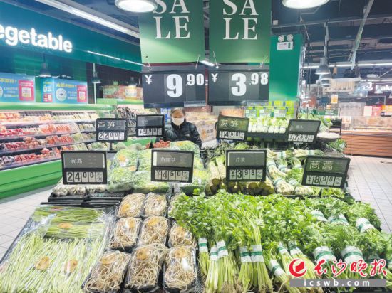 　　家樂福芙蓉廣場(chǎng)店，市民在選購(gòu)春菜。