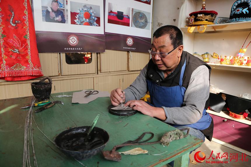 戲曲盔頭技藝傳承人許茂臣正在足活。 韓冰攝