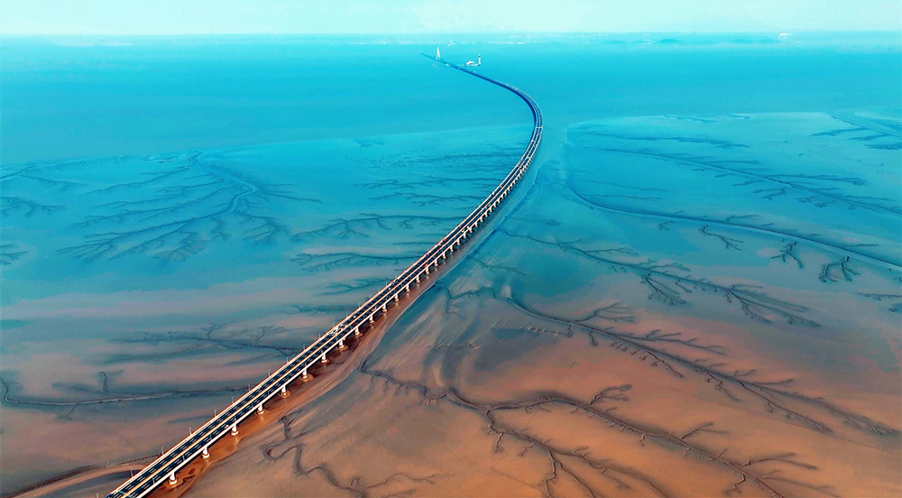 錯(cuò)落有致的溝壑與灘涂地貌有機(jī)融合，勾勒出形態(tài)各異的“灘涂丹青”。虞昌勝攝