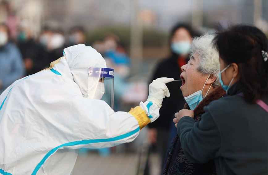 居民在南開區(qū)社區(qū)核酸檢測點進行核酸檢測。王英浩攝