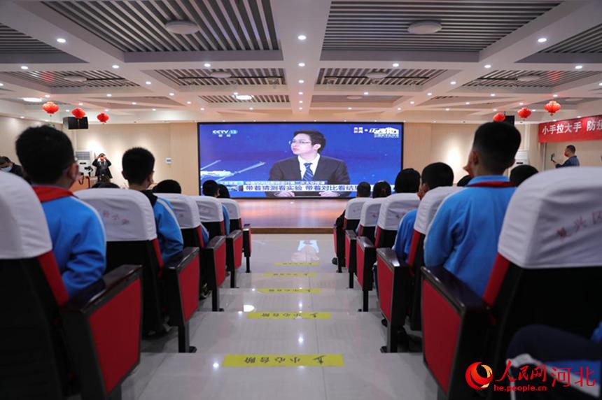 邯鄲市復(fù)興區(qū)實(shí)驗(yàn)小學(xué)學(xué)生集中收聽收看“天宮課堂”第二課。 王伸攝