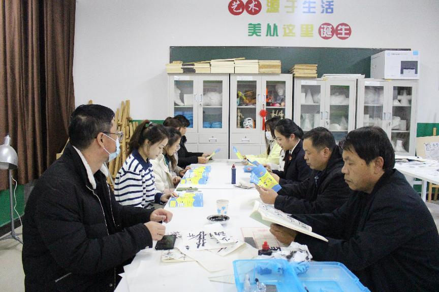 河北省臨西縣人民檢察院未檢檢察官在臨西縣第二小學(xué)為家長(zhǎng)講解家庭教育促進(jìn)法。 孫國(guó)月攝