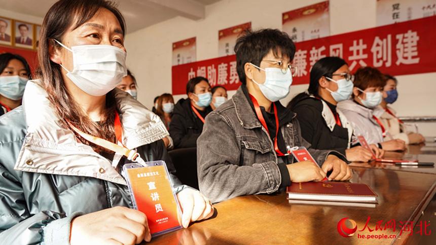 廉潔家風(fēng)宣講員持證上崗。 李揚(yáng)攝