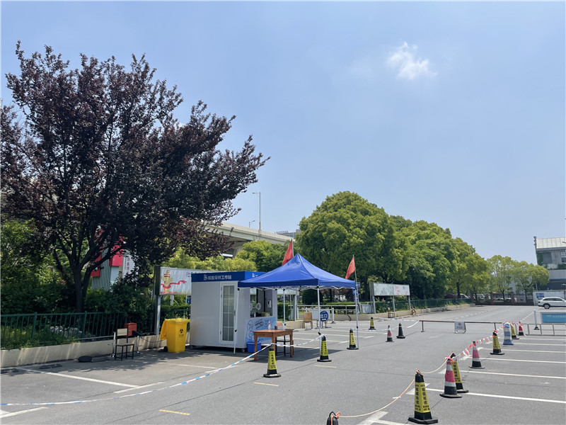 常態(tài)化“核酸采樣工作站”亮相上海街頭。龔昱攝