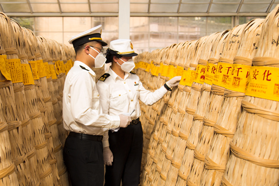 海關(guān)工作人員在查看相關(guān)貨物。受訪單位供圖