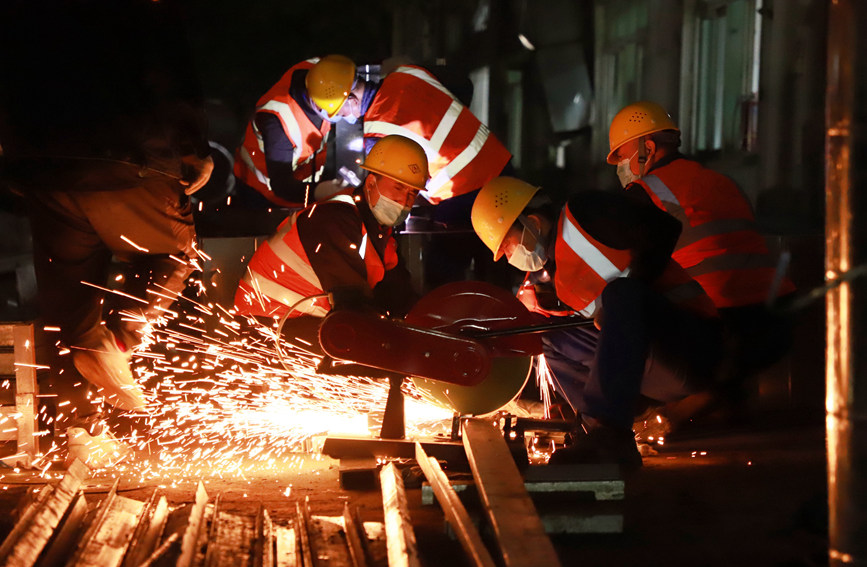 建設(shè)者們爭(zhēng)分奪秒保證進(jìn)度。雷占勝攝