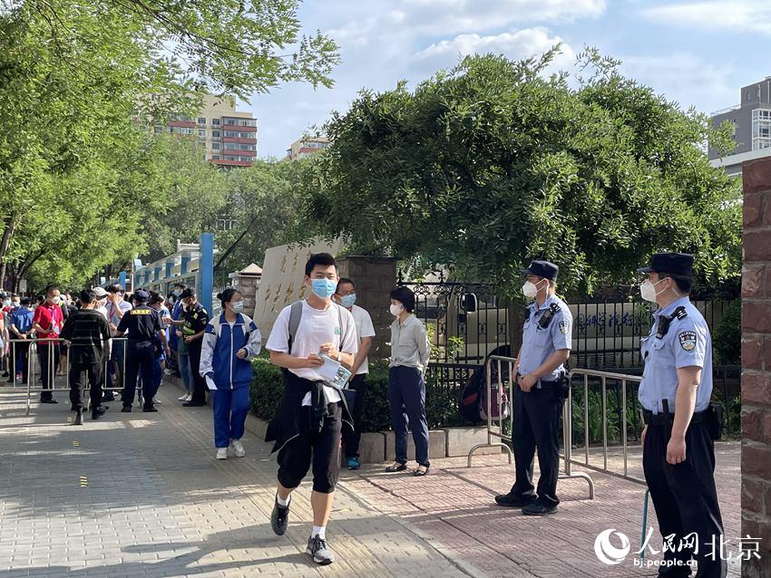 在中關(guān)村中學(xué)考點(diǎn)，考生們有序走入考點(diǎn)。人民網(wǎng) 董兆瑞攝