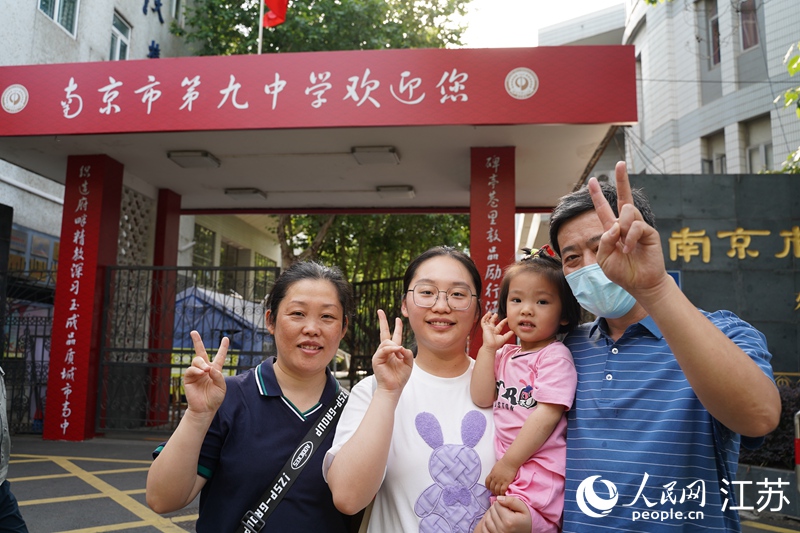 一家人在考點前合影留念。周夢嬌攝