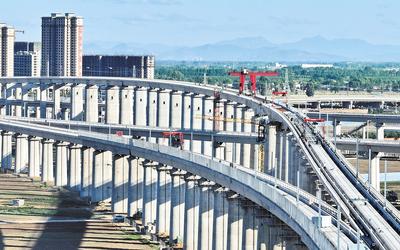 6月7日，工人在唐山市高新技術(shù)開發(fā)區(qū)境內(nèi)的京唐城際鐵路建設(shè)工地施工（無人機照片）。 新華社記者 楊世堯攝