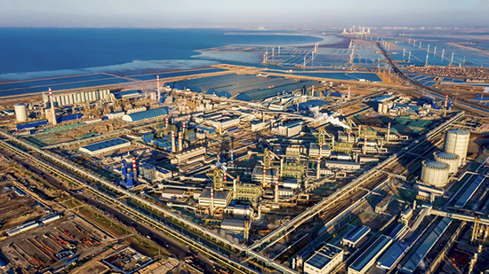 俯瞰豐南區(qū)臨港經(jīng)濟(jì)開發(fā)區(qū)的河北縱橫集團(tuán)豐南鋼鐵有限公司。 李秀清攝
