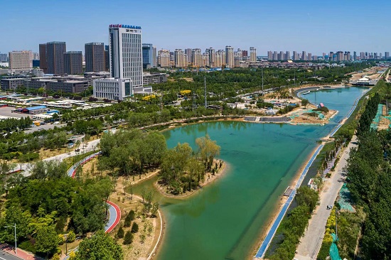 環(huán)城水系中的北湖公園越來越美。羅大慶攝