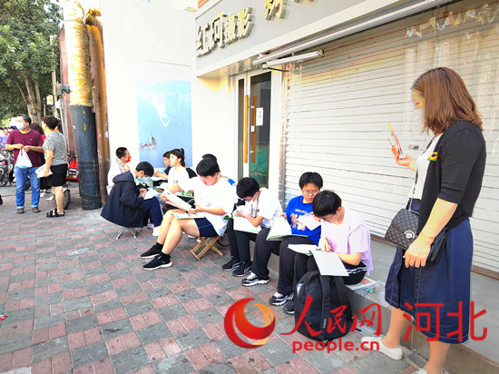 臨進(jìn)考場(chǎng)，考生抓緊時(shí)間再?gòu)?fù)習(xí)一下。人民網(wǎng) 祝龍超攝