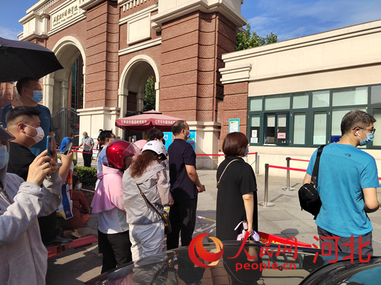 石家莊外國(guó)語(yǔ)學(xué)?？键c(diǎn)外送考的家長(zhǎng)。人民網(wǎng) 祝龍超攝