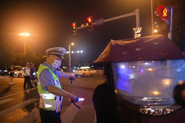 違法加裝電動車遮陽傘也將受到處罰?？馒Q 攝
