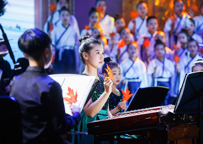 樂(lè)團(tuán)在臺(tái)上演出。單位供圖