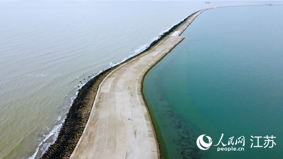 迷人的雙色海。人民網(wǎng)記者 王繼亮攝