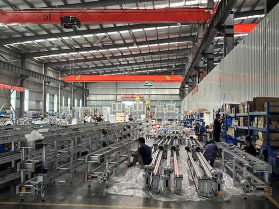 先惠智能裝備生產(chǎn)車間，工人們在忙著組裝設(shè)備。受訪單位供圖