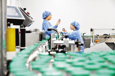 通過加大創(chuàng)新藥物研發(fā)力度，石藥集團(tuán)實(shí)現(xiàn)了傳統(tǒng)工業(yè)企業(yè)向創(chuàng)新型企業(yè)轉(zhuǎn)型。（本報(bào)資料片）