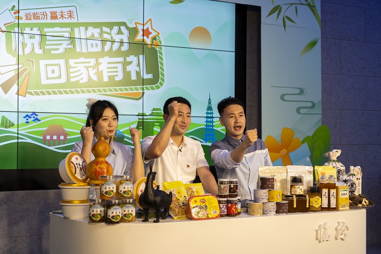 6月3日下午，在臨汾原產(chǎn)地商品體驗(yàn)店，曲沃縣副縣長(zhǎng)樊奇選對(duì)當(dāng)?shù)氐霓r(nóng)特產(chǎn)品、旅游景點(diǎn)進(jìn)行了推介代言。鄭遠(yuǎn)飛攝