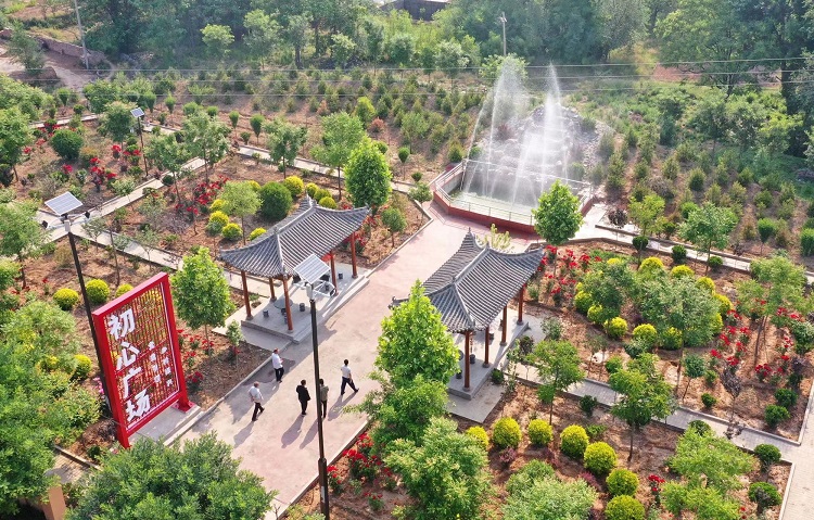 初夏時(shí)節(jié)，襄汾縣鄧莊鎮(zhèn)澗溝村初心廣場(chǎng)內(nèi)一派迷人的鄉(xiāng)村振興新圖景。李現(xiàn)俊攝
