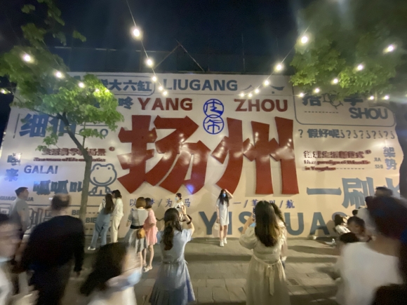 古運河畔的皮市街充滿市井氣息。 人民網(wǎng) 張玉峰攝