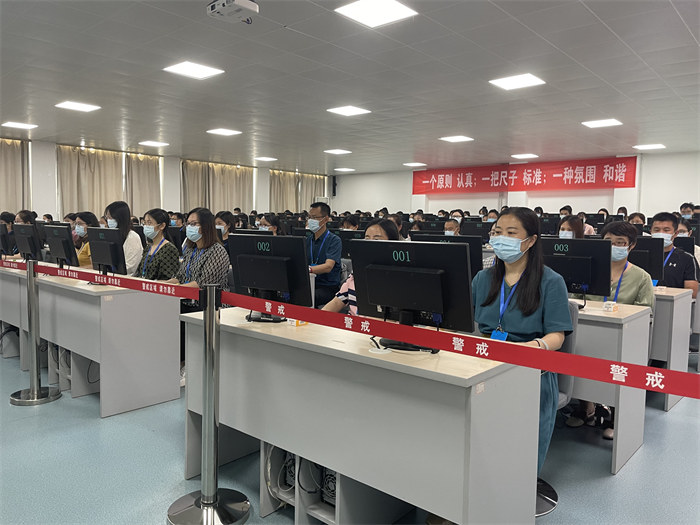 閱卷現(xiàn)場。公雪 攝