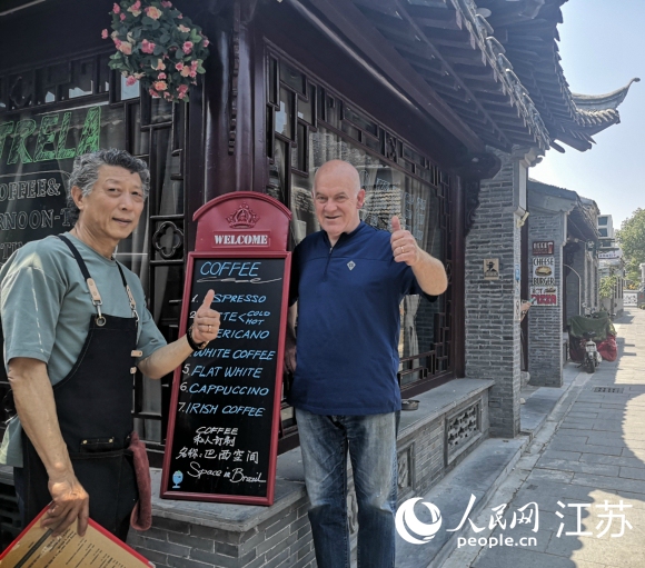 愛逛古巷的巴西人和揚州朋友在仁豐里開了一家西餐廳。 人民網(wǎng) 張玉峰攝