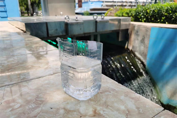 在邯鄲市雞澤縣藍(lán)天污水處理廠(chǎng)，污水經(jīng)過(guò)處理后清澈透明。鄭佳欣攝