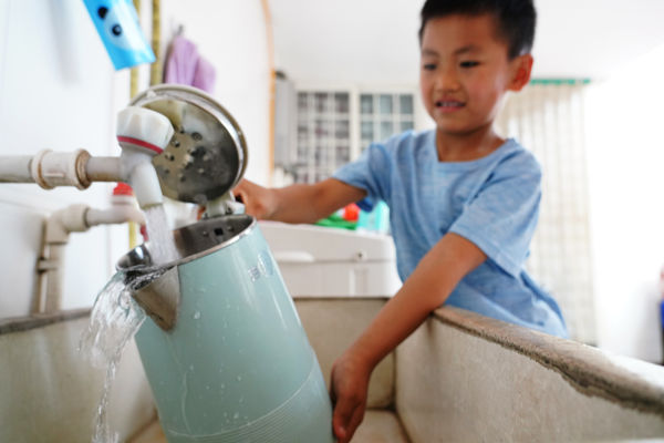 在峰峰礦區(qū)彭城鎮(zhèn)羊角鋪村村民家中，清澈甘甜的飲用水從水管中流出。峰峰礦區(qū)區(qū)委宣傳部供圖